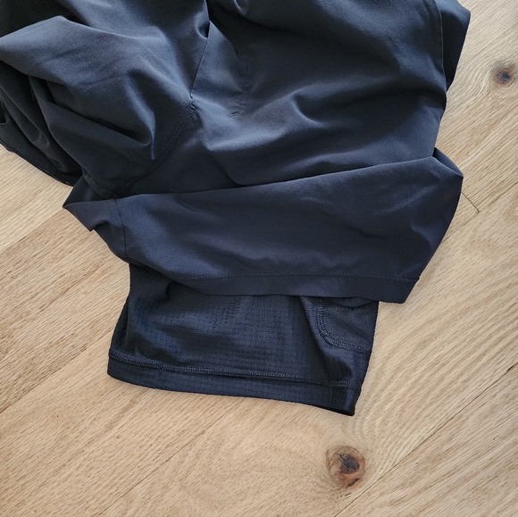 Lululemon shorts Size Medium - Picture 6 of 6
